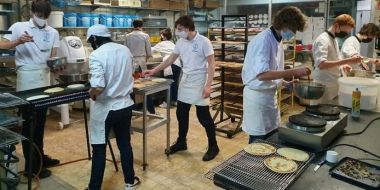 Leerlingen PIVA bakken 1001 pannenkoeken voor leerlingen Andreas Vesalius, school helpt school!